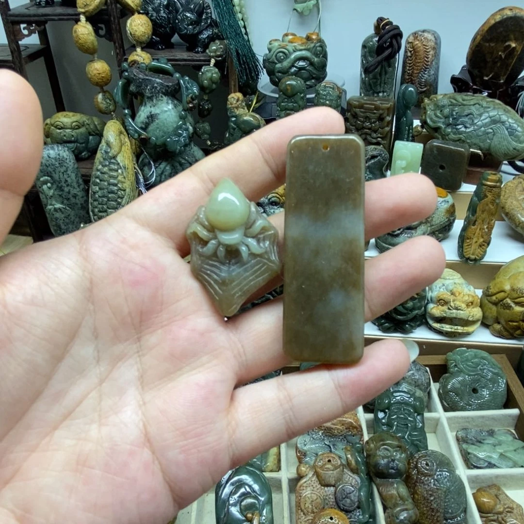 未镶嵌岫岩老玉（透闪石质玉）把件