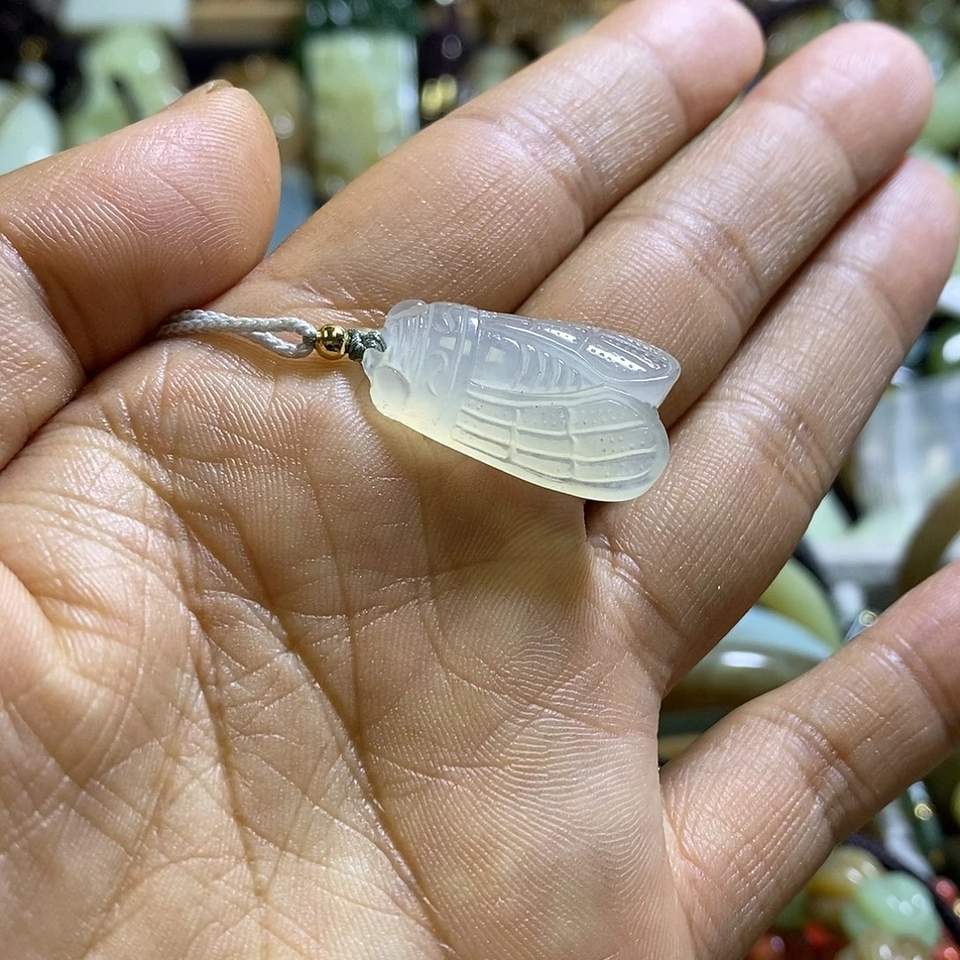 未镶嵌岫玉颈饰一个