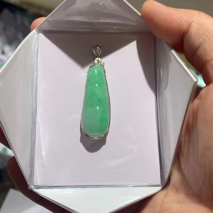 翡翠颈饰18K金镶嵌翡翠吊坠