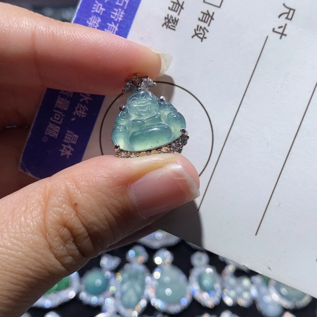 。***.翡翠未镶嵌颈饰翡翠