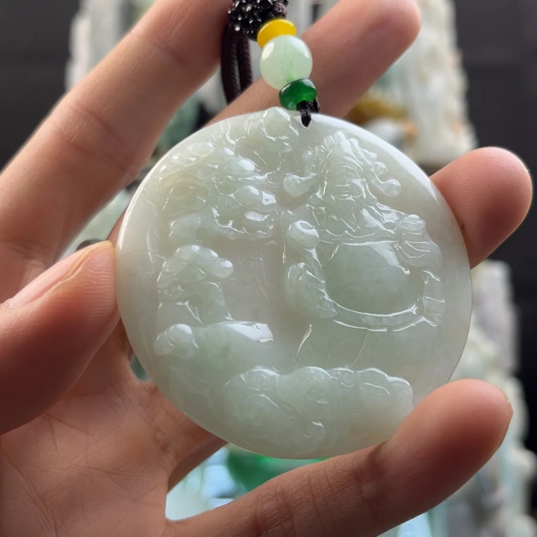 翡翠颈饰未镶嵌山水财爷爷