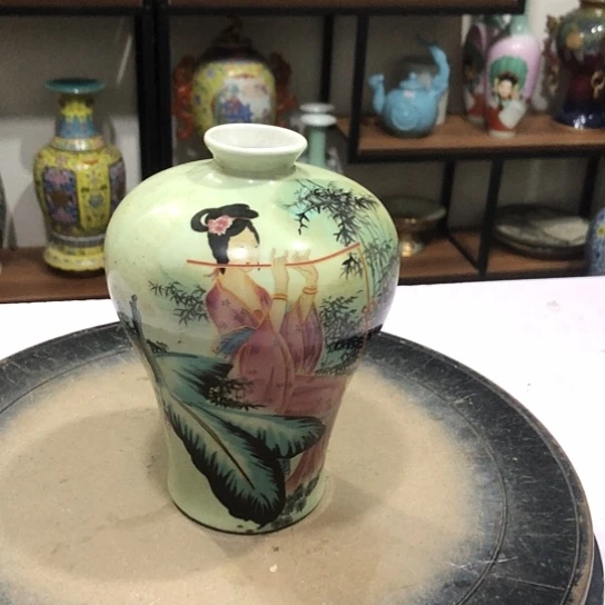 一个粉彩人物精品赏瓶