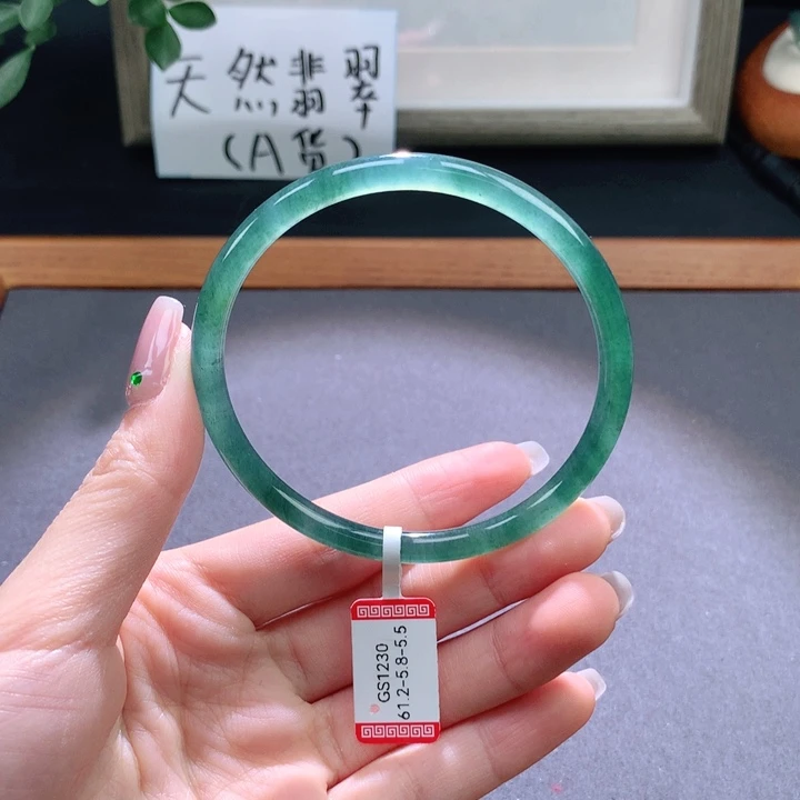 翡翠手镯未镶嵌炊**袅天然翡翠手镯