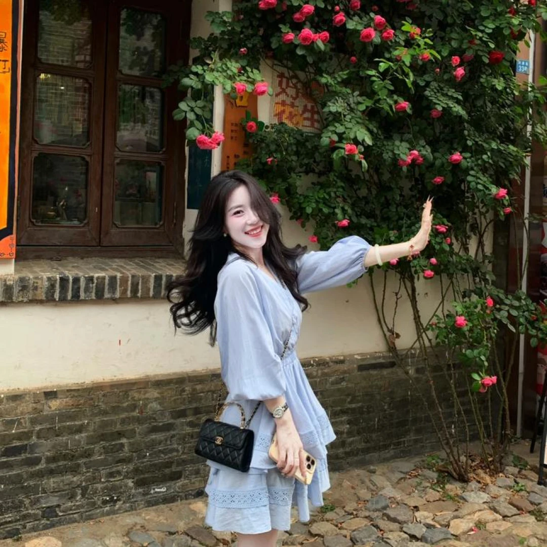 2025夏季新款法式甜美蓝色蕾丝钩花灯笼袖V领收腰修身蛋糕连衣裙