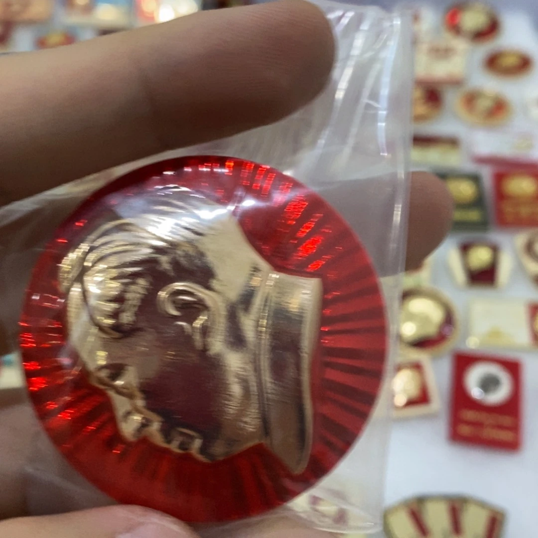 铝✎****ᝰ红色纪念章 小圆章