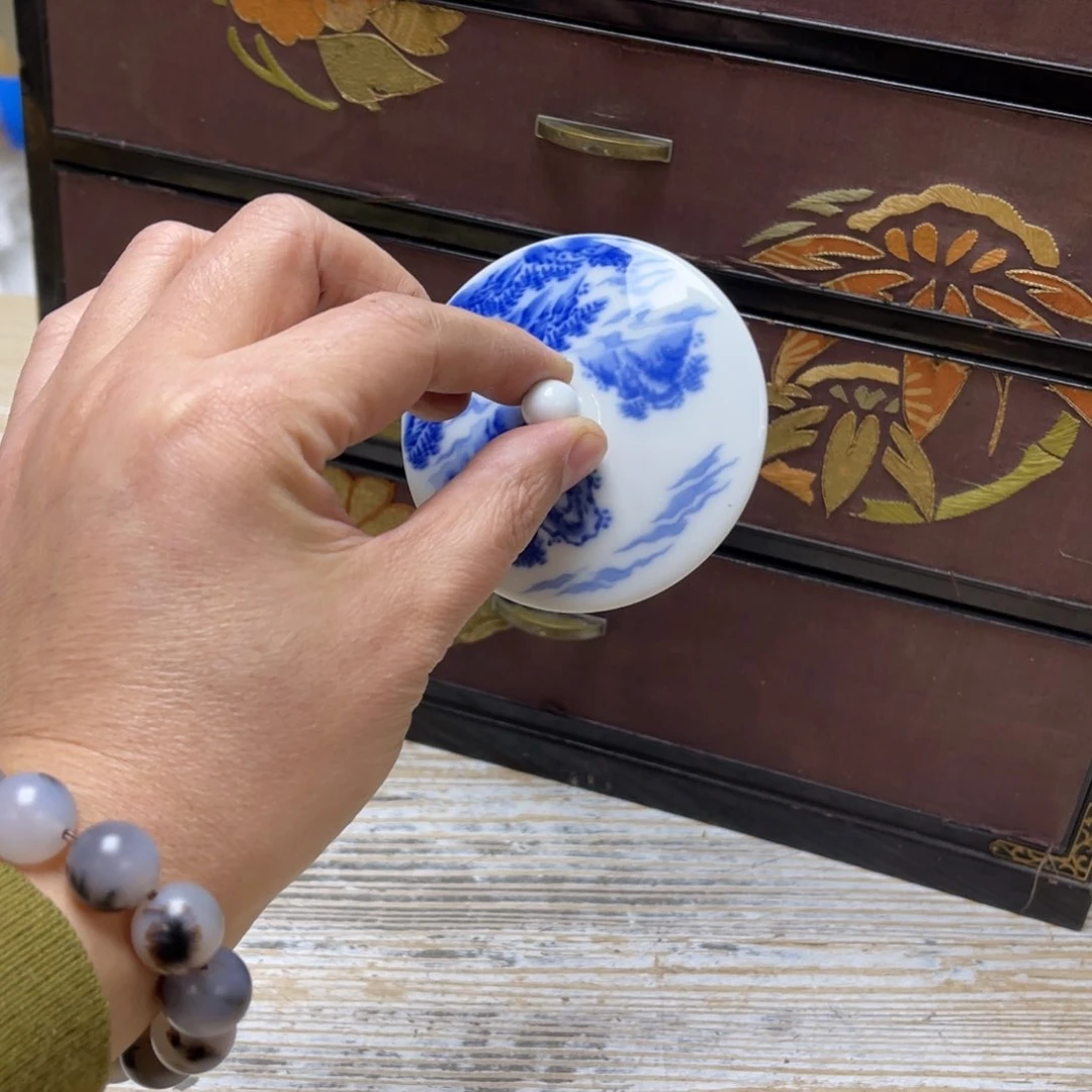 瓷片山***水密密麻麻地排列着一个