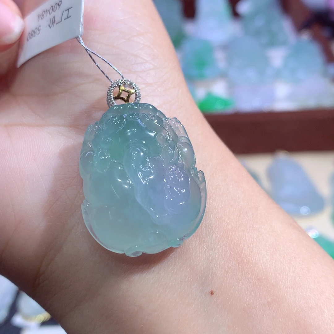 翡翠18K金镶嵌颈饰翡翠