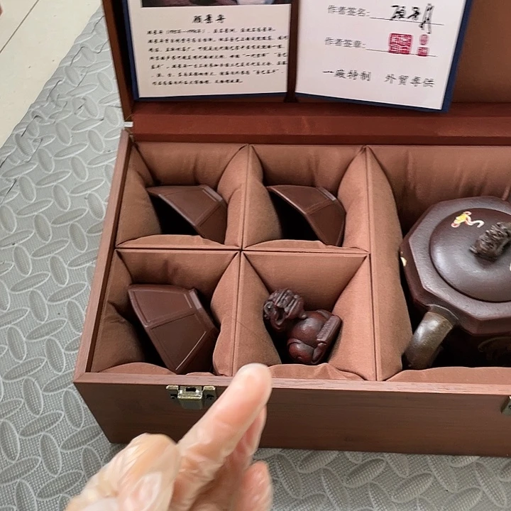 紫砂茶壶原矿泥料，手工制作的一把紫砂壶。