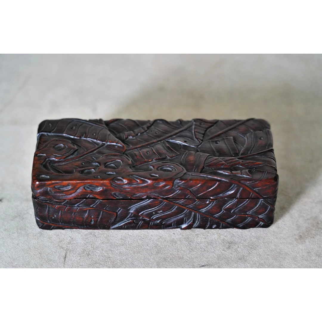 文华开物第172期拍品 2 清 黄花梨雕蕉叶纹盖盒