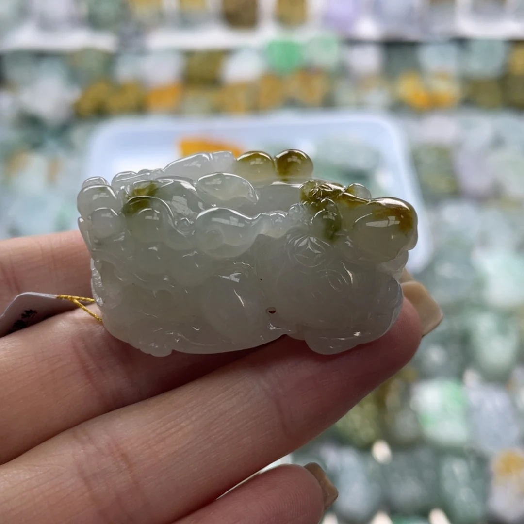 翡翠未镶嵌颈饰貔貅
