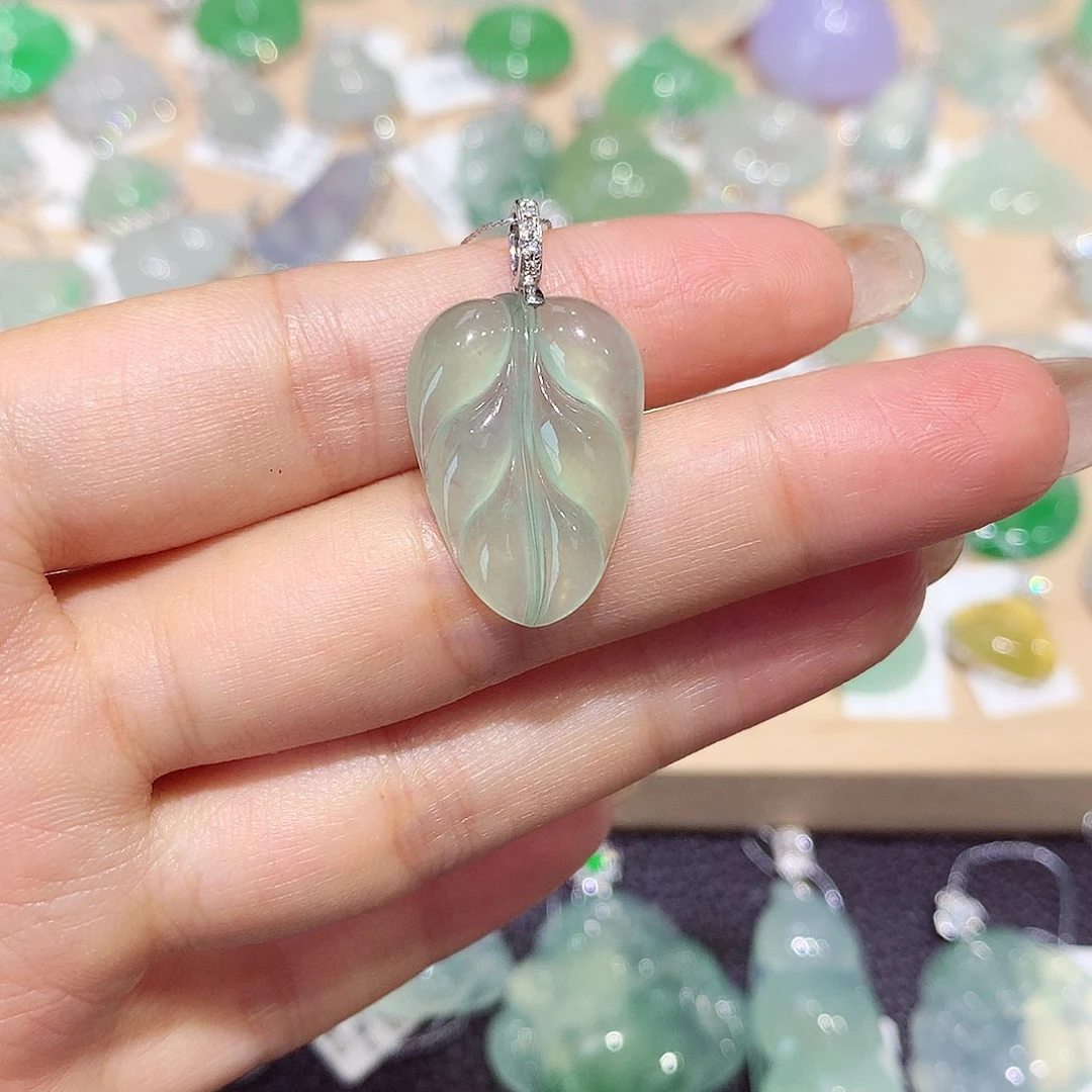 翡翠18K金镶嵌颈饰叶子