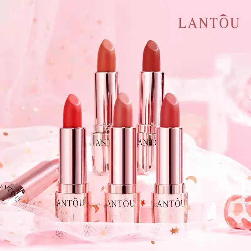 女生上色哑光持久的口红