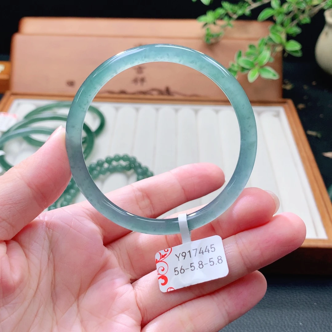 翡翠未镶嵌手镯（圆镯）
