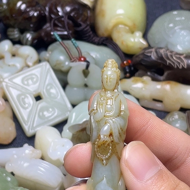 言***致和田玉（糖玉）未镶嵌颈饰