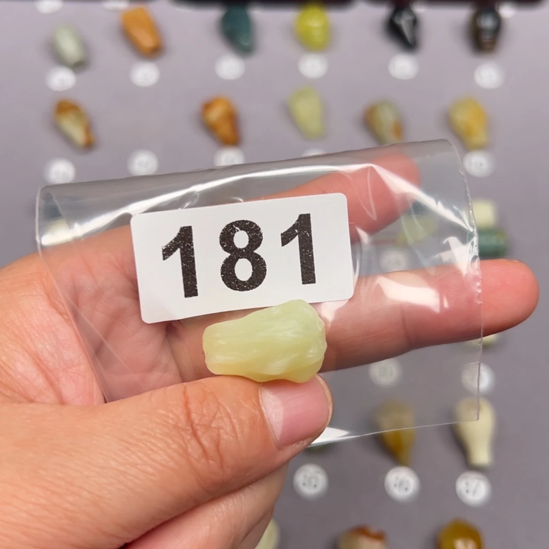 未镶嵌蛇纹石玉颈饰M****g