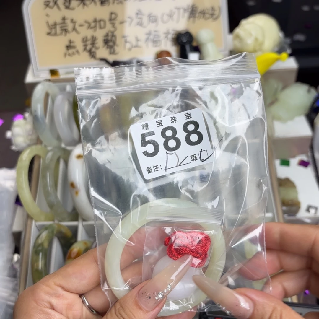 未镶嵌蛇纹石玉手镯刘*嘉