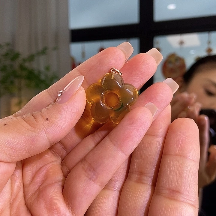 琥珀颈饰18K金镶嵌柠***?蜜蜡