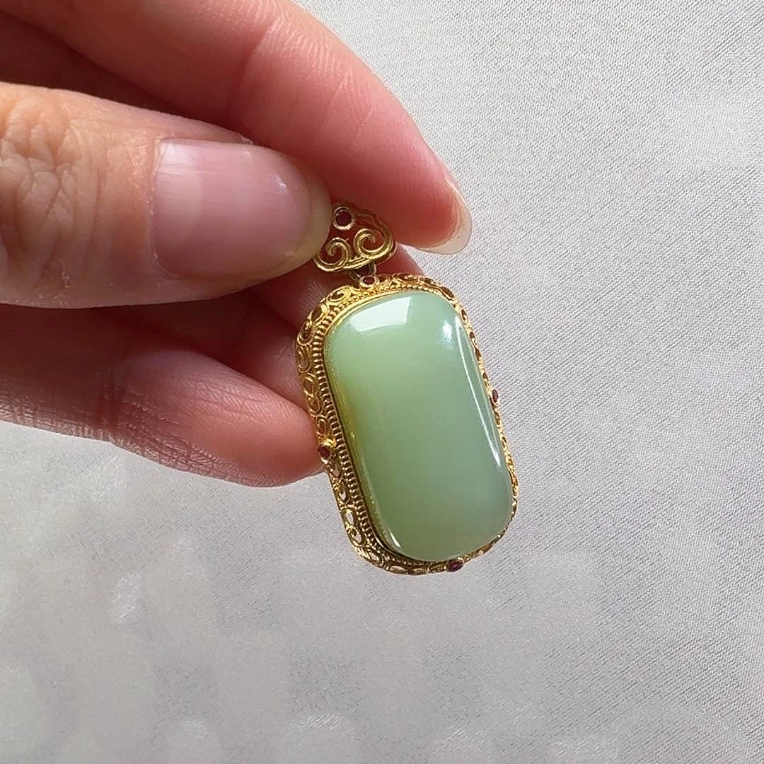 和田玉颈饰18K金镶嵌黑羊洞碧玉