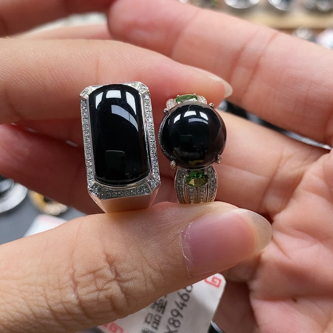 18K金镶嵌戒指翡翠哈*墨翠