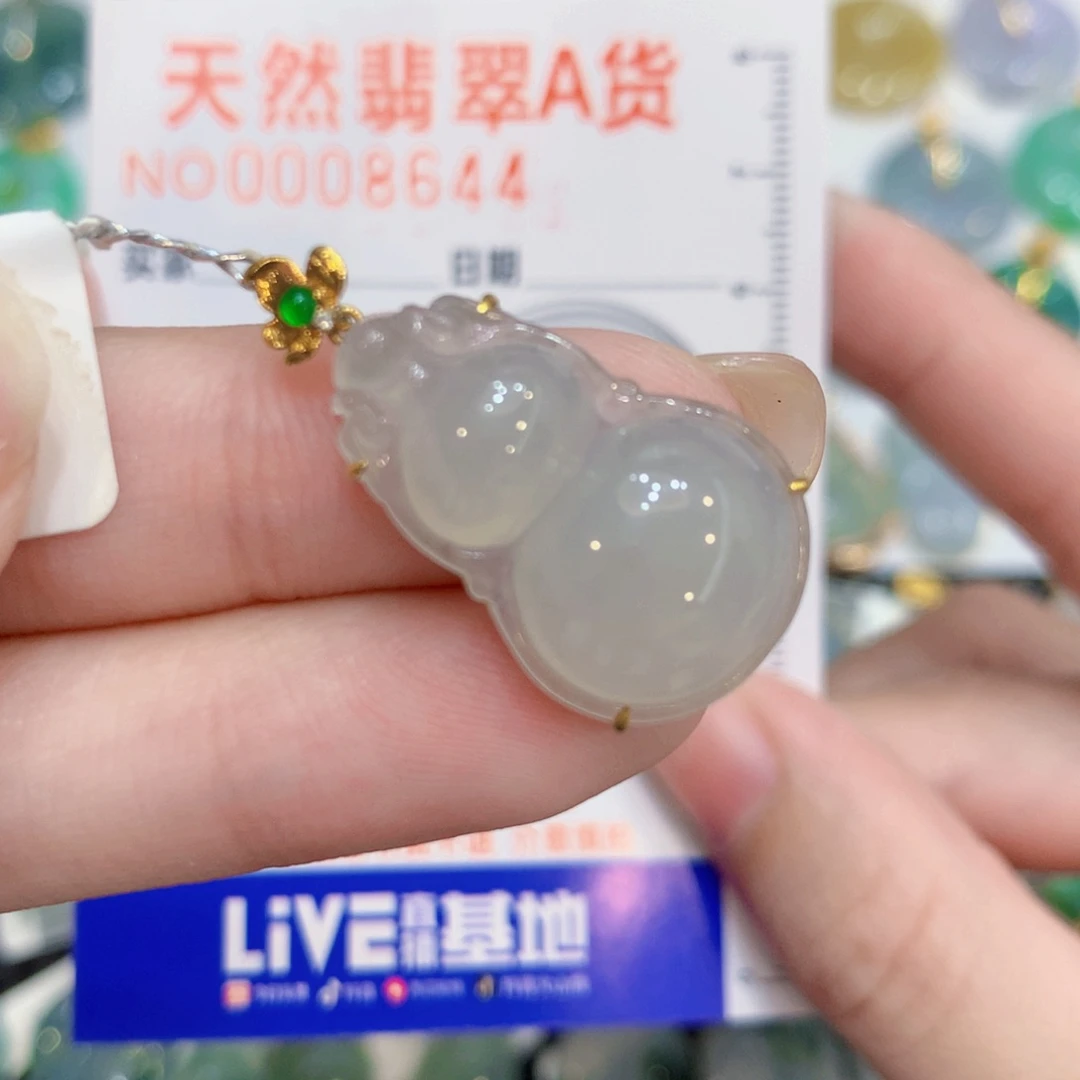 翡翠18K金镶嵌颈饰葫芦