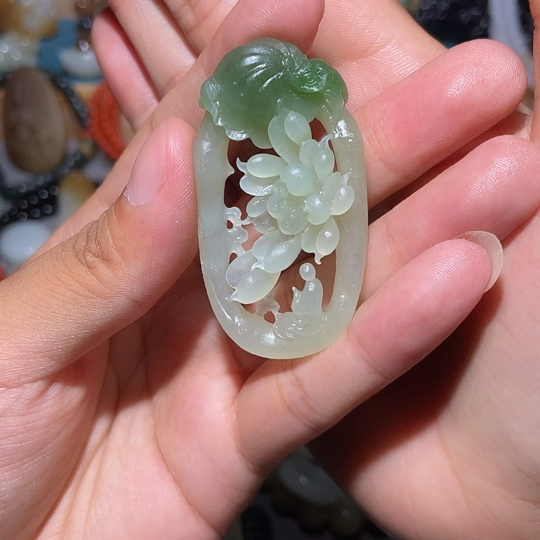 哆***。和田玉未镶嵌颈饰