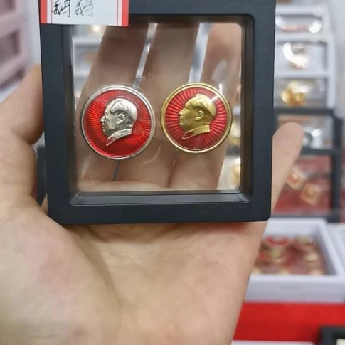 其他普通金属鹅*鹅红色收藏纪念章2个