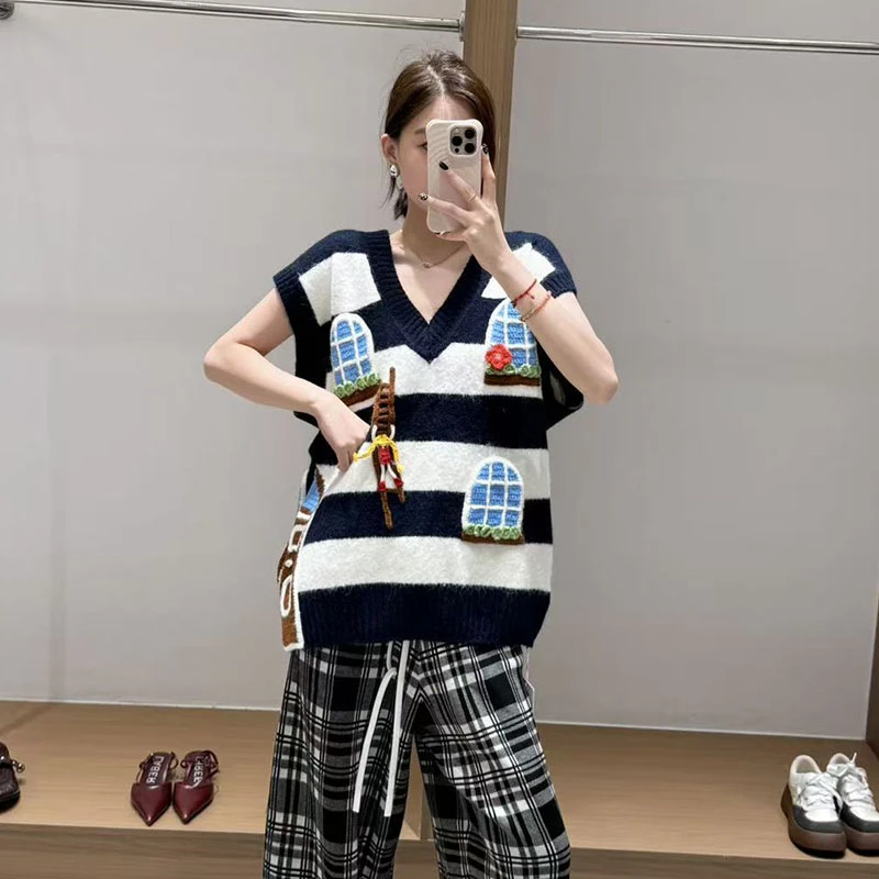 【现货】cheeriupi设计师新款25冬季爬窗户的小女孩条纹无袖背心