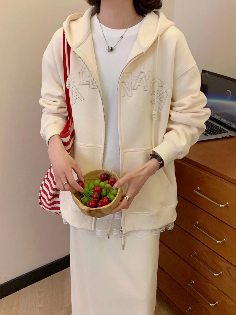 新品刺绣字母开衫拉链外套卫衣连帽衫云小熊服饰