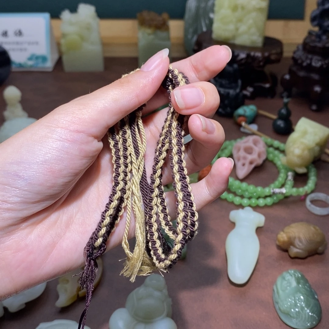 泉***）颈饰未镶嵌和田玉