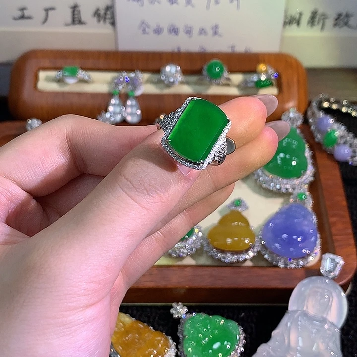 18K金镶嵌戒指翡翠