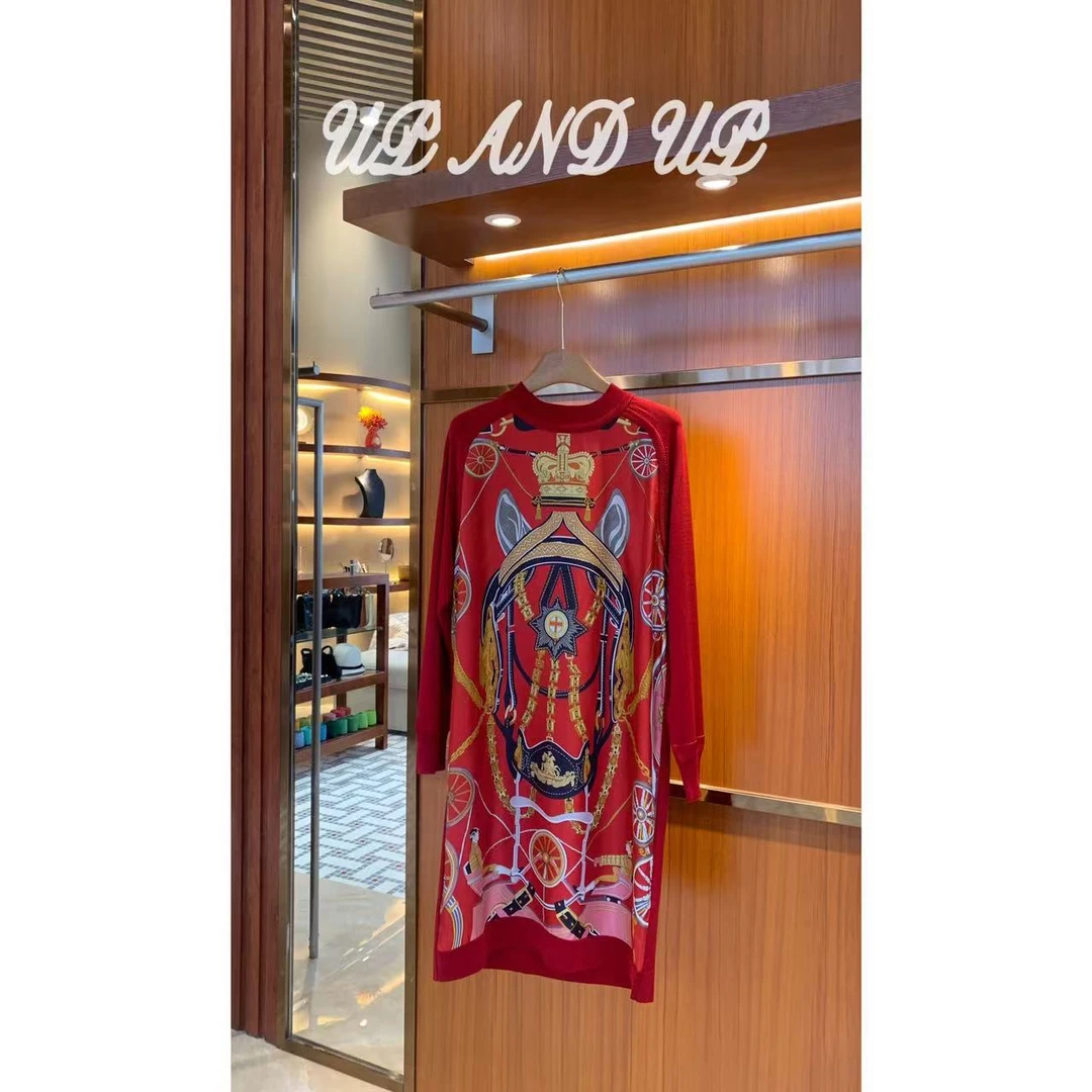 ‘尊贵之轮’红色跨年新年穿 圆领轻奢撞色拼接长袖连衣裙