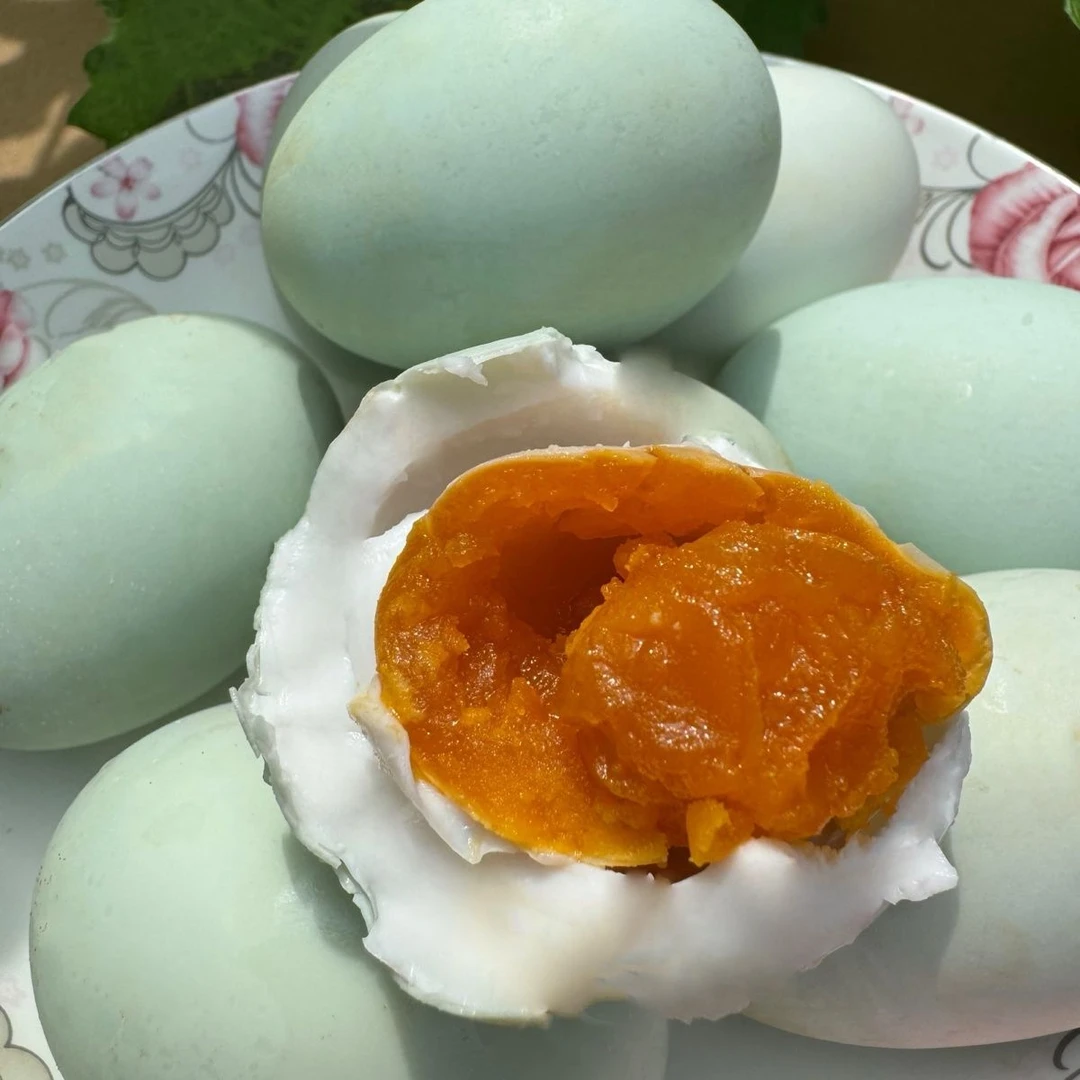 湖北传统裹泥生咸鸭蛋