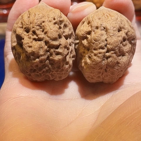 文玩核桃把件烈焰红唇带彩41