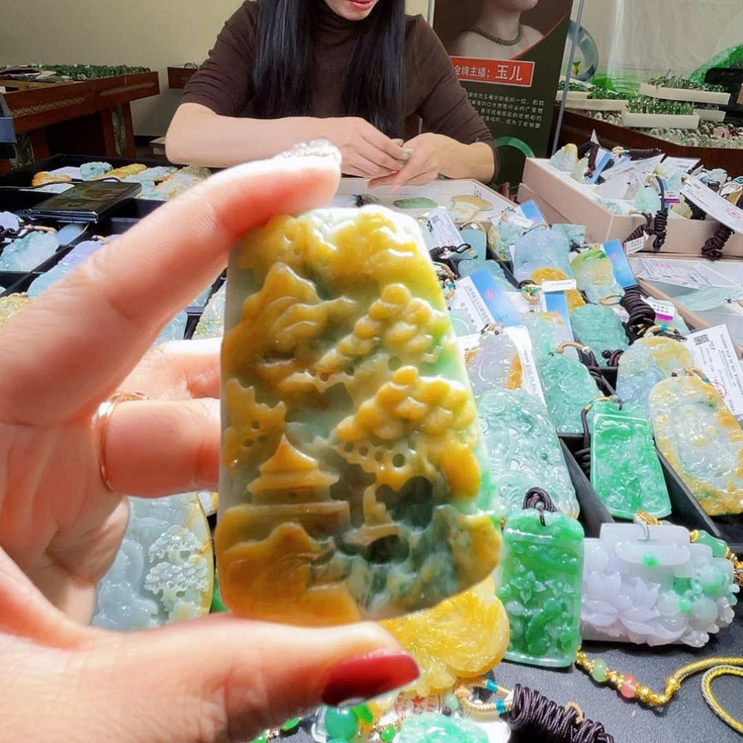 翡翠未镶嵌颈饰一个