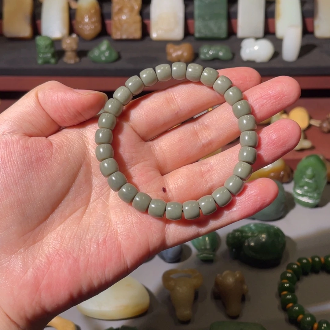 梵***绒和田玉未镶嵌颈饰