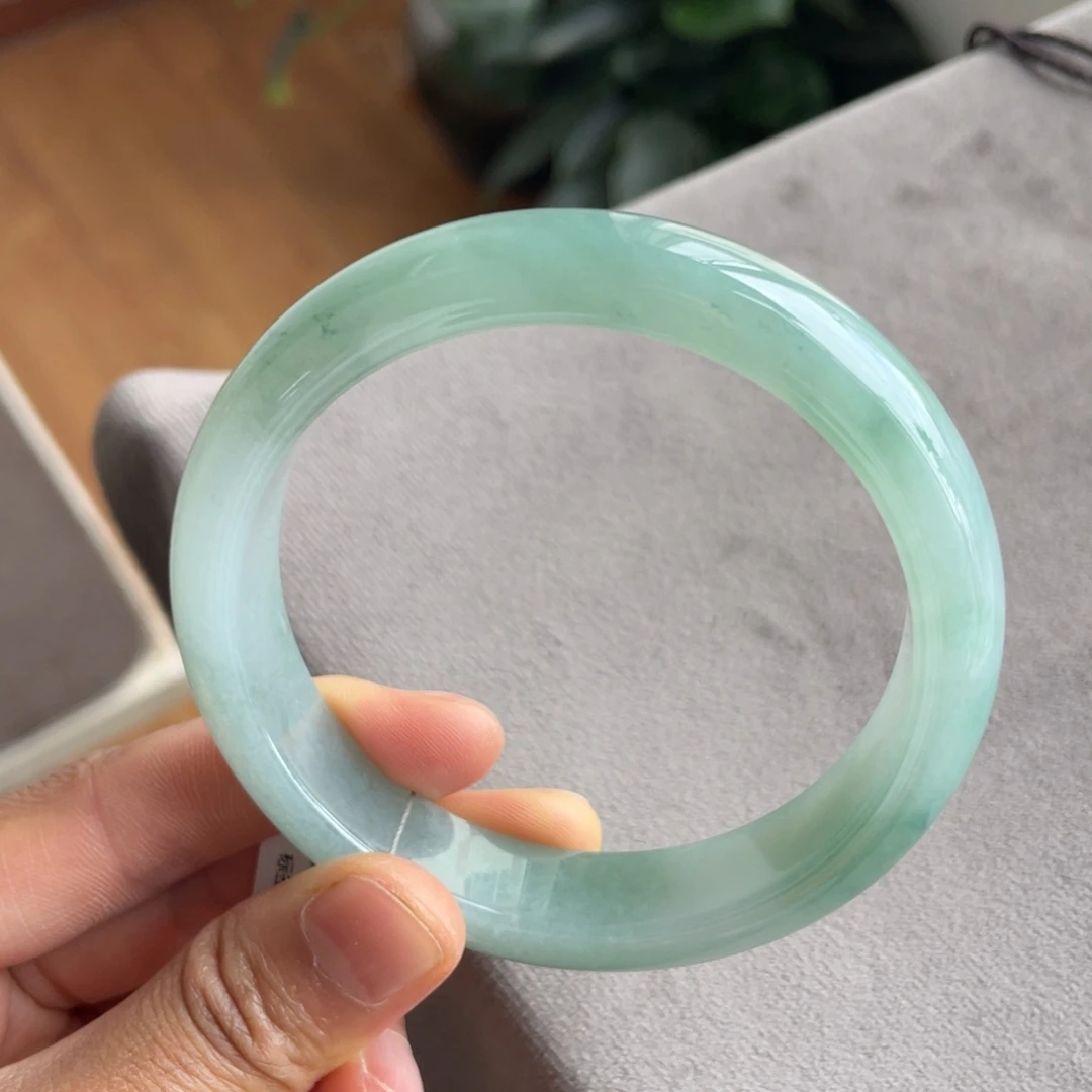 翡翠未镶嵌手镯绿底大圈