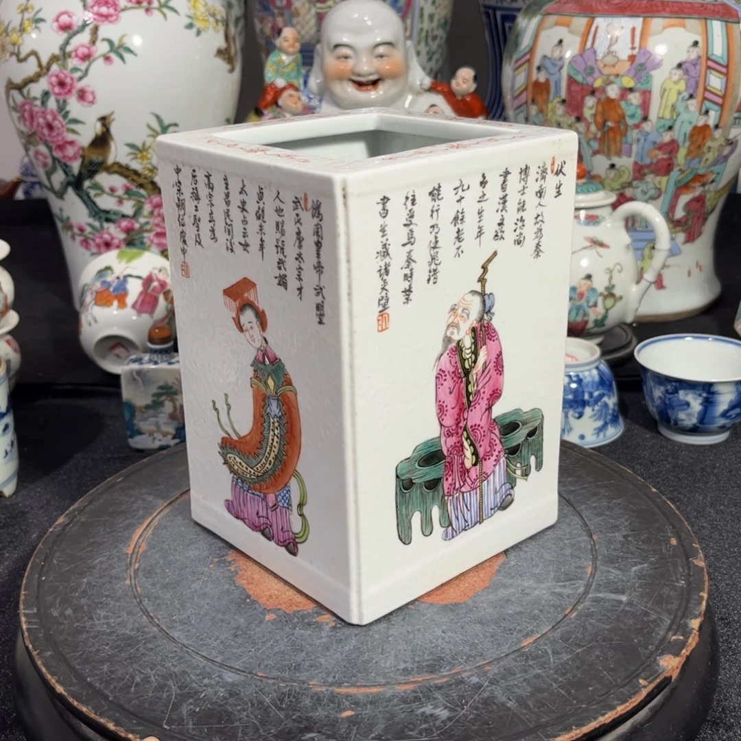摆件粉彩无双谱人物四方笔筒