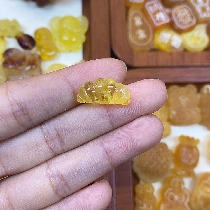橄榄核吊坠牛角包97