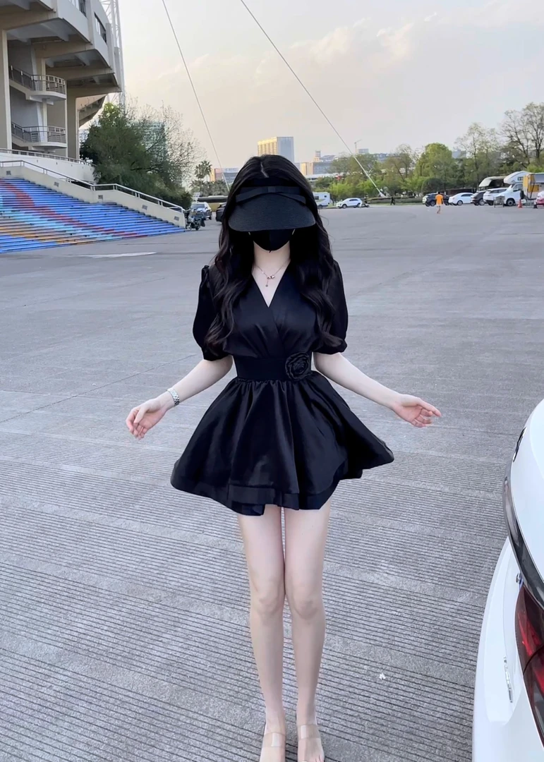 法式气质连衣裙长袖收腰显瘦设计感小黑裙短款套装