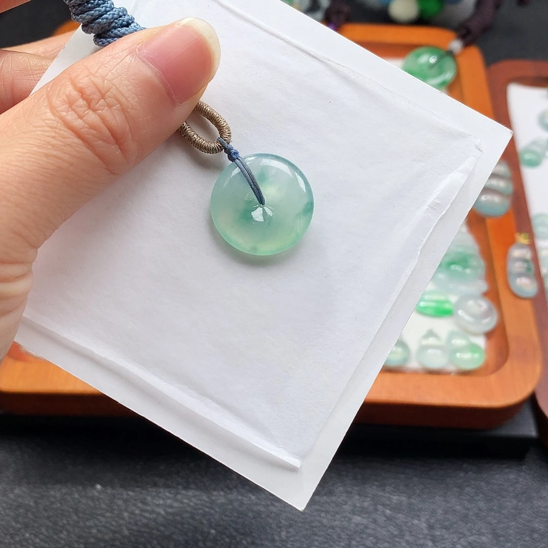 吊坠(不含链)未镶嵌翡翠?**今平安扣