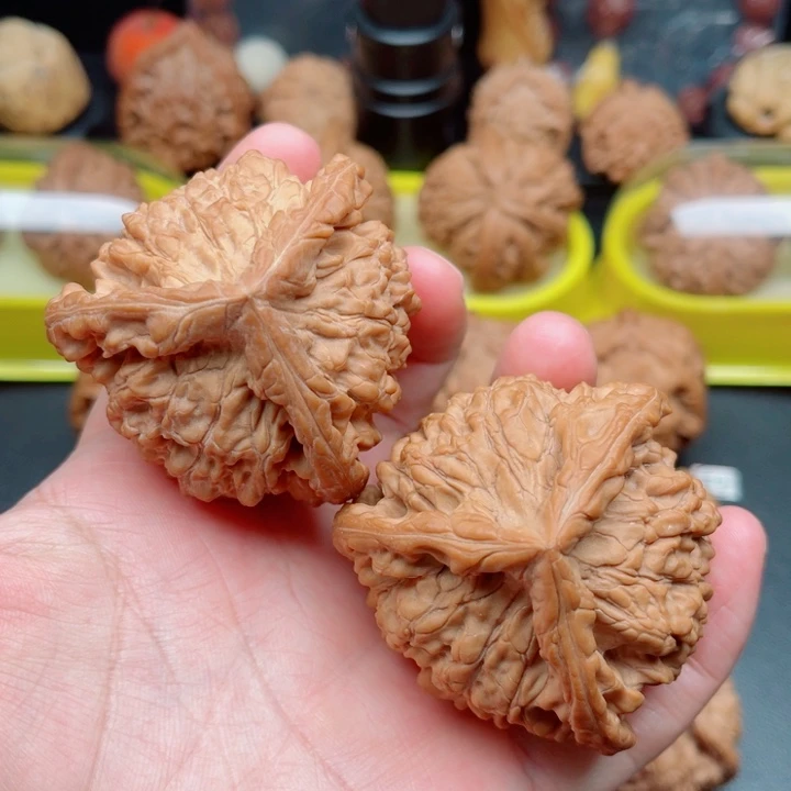 文玩核桃把件麒麟纹粗筋官帽三棱奔53×53×52