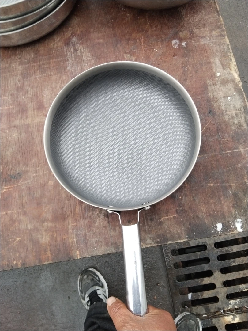 三层复合钛不锈钢，平底煎锅，内径26，重1.35公斤，