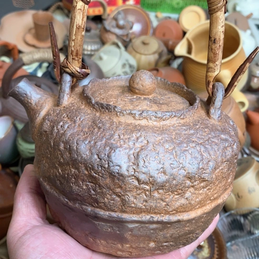盖碗冲泡后汤色清澈透明玻璃窗