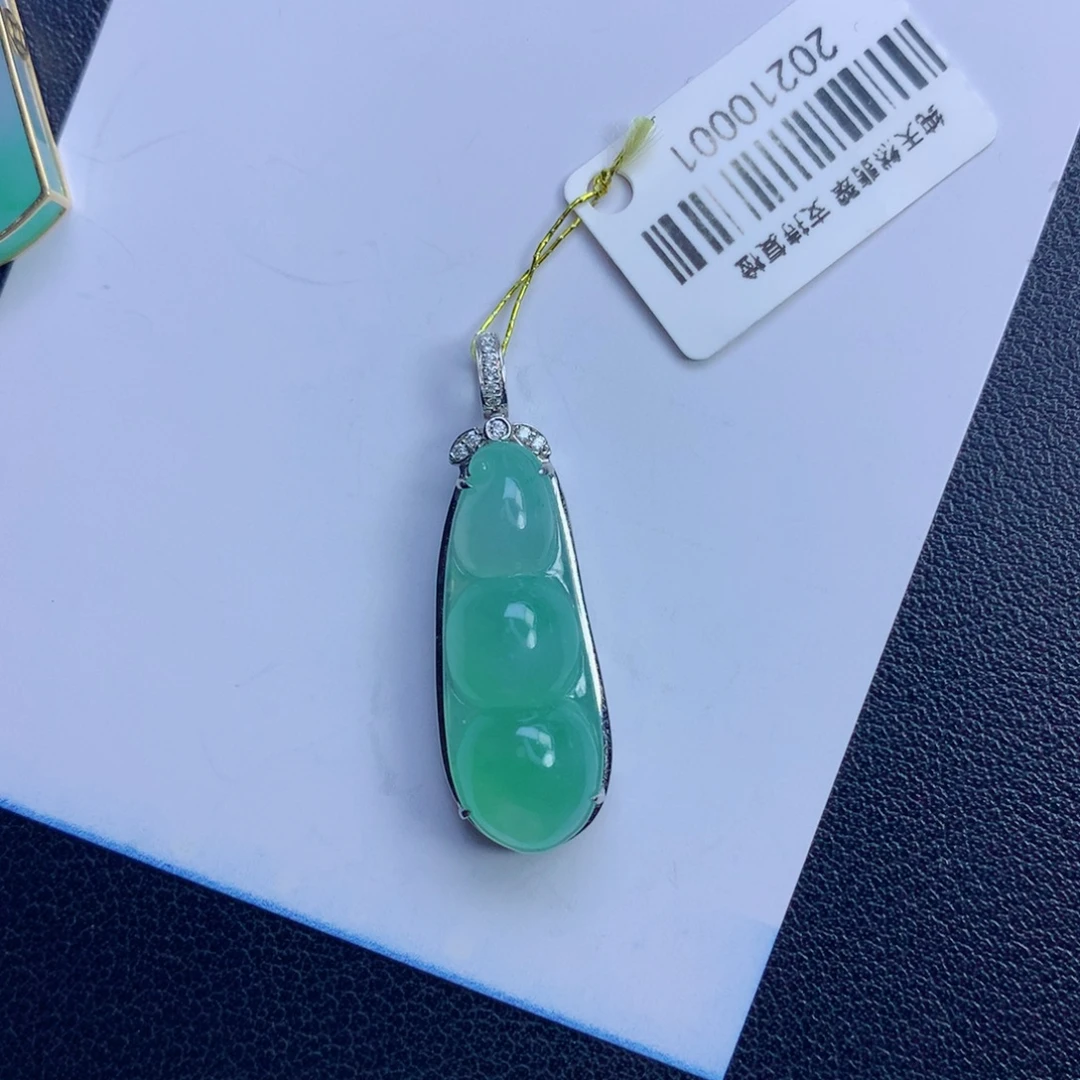 诺***颈饰未镶嵌翡翠福豆
