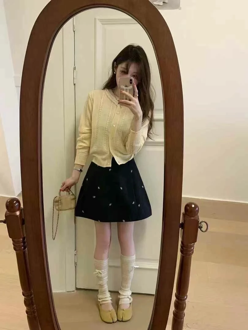 正品蛋卷春款手工钩花娃娃领针织衫薄款长袖修身黄色百搭上衣女