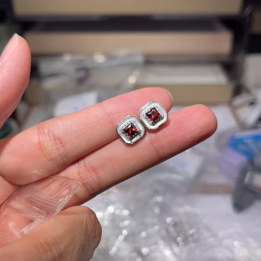 水晶手链未镶嵌石榴石耳钉031