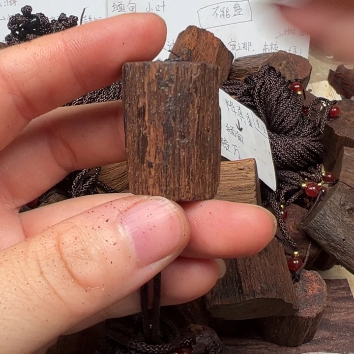 藤类降真香随形吊坠大小不一