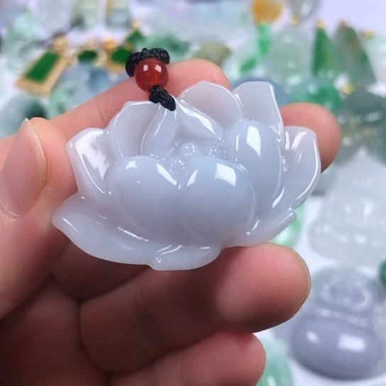 翡翠未镶嵌颈饰荷花