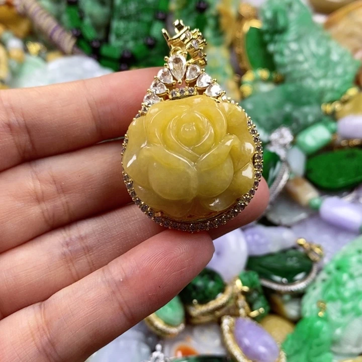 翡翠未镶嵌吊坠(赠链)