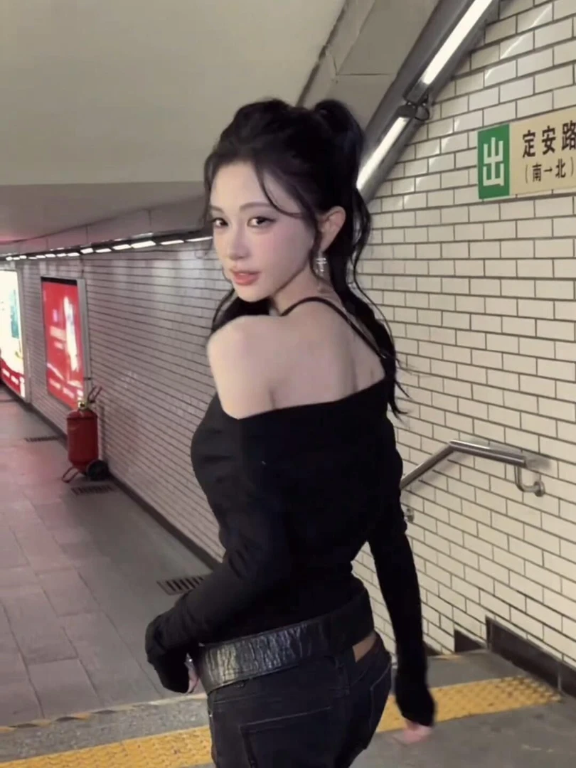 【美式爵士】秋冬新款设计感露肩一字肩针织上衣配显瘦牛仔裤两件套